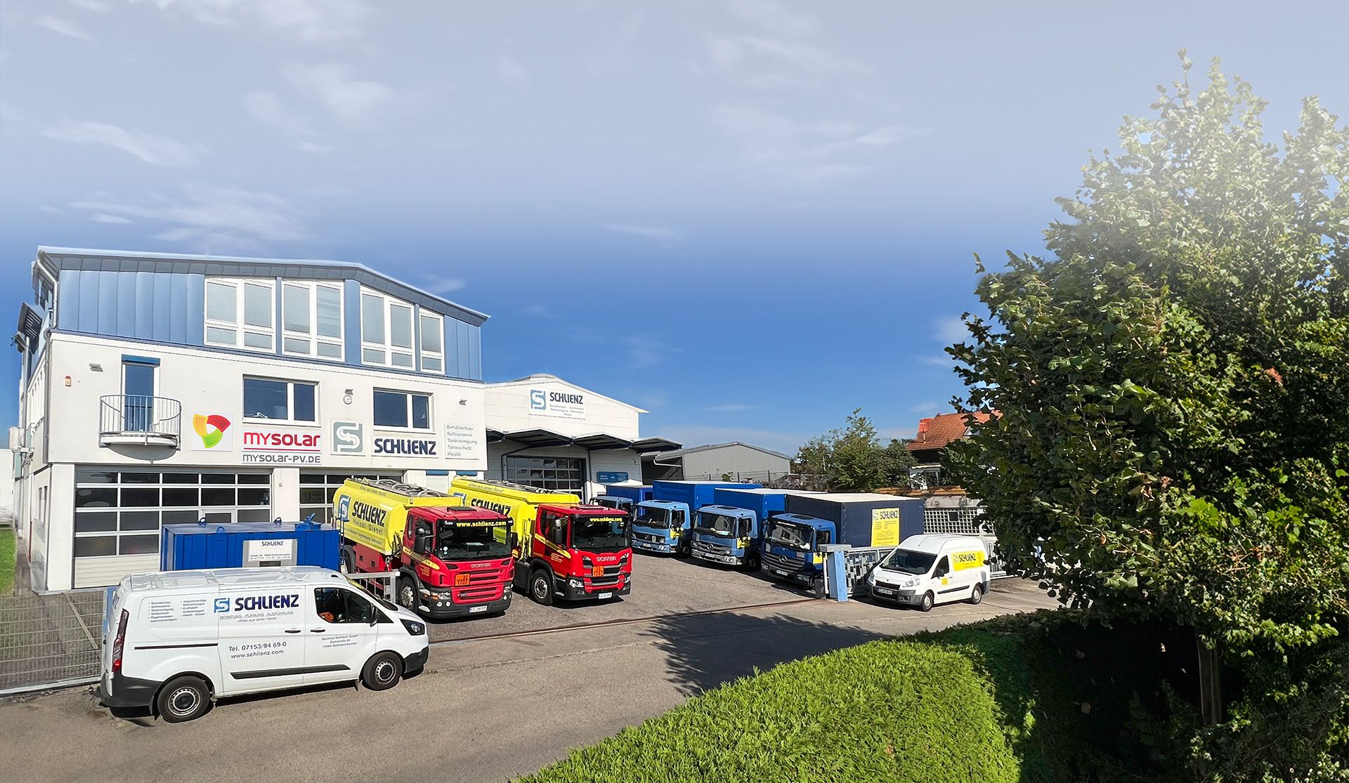 Fuhrpark der Manfred Schlienz GmbH mit Tankwagen und Nutzfahrzeugen vor dem Firmengelände in Baltmannsweiler